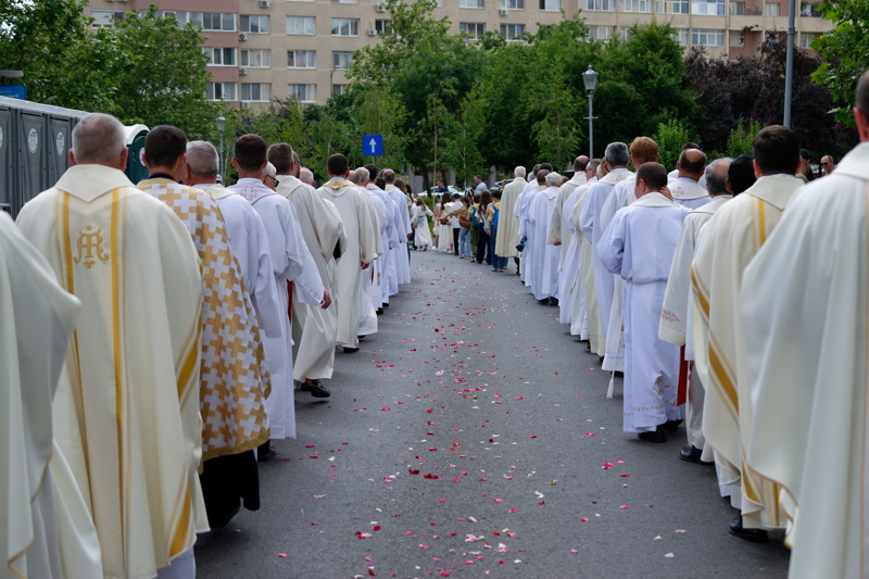 14 - People participants to Corpus Domini proceesion on the streets of Bucharest